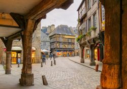Shopping tra i portici del centro storico di Dinan, borgo medievale francese costruito lungo il corso del fiume Rance, in Bretagna - foto © Sasha Samardzij / Shutterstock.com