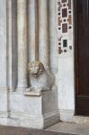 Dettaglio decorativo della cattedrale dei Cosmati a Civita Castellana, Lazio. Alla base di una delle colonne fra cui è racchiuso il portale centrale del duomo vi è un leone seduto ...