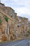 Vicolo a Civita Castellana, Lazio. Un grazioso vicoletto su cui si affacciano le abitazioni di questo borgo laziale, distante una cinquantina di chilometri da Roma - © Mi.Ti.  / Shutterstock.com ...