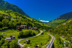 Strada di montagna nel Cantone Vallese: siamo a Morel-Filet nella Svizzera francese