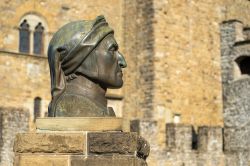 Il Castello dei Conti Guidi a Poppi e il monumento a Dante Alighieri, siamo in Toscana - © Claudio Giovanni Colombo / Shutterstock