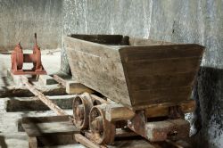 Antico carro in legno nella miniera di sale a Turda in Romania - © Alexa Adrian / Shutterstock.com