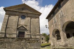 Una chiesa nel centro del piccolo borgo in sasso di Hum in Croazia - © Jakub.it / Shutterstock.com