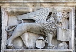 Decorazione scultorea sulle mura di Cattaro, Montenegro. Una scultura in rilievo, in marmo, raffigura un leone alato di Venezia - © Zvonimir Atletic / Shutterstock.com 