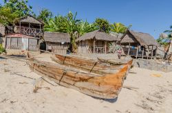 Piroghe tradizionali malgasce sulla spiaggia di un villaggio nell'isola di Nosy Komba (Madagascar) - foto © lenisecalleja.photography / Shutterstock.com
