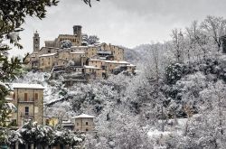 Il villaggio di Bagnone in Toscana, fotografato dopo una nevicata - © i-photo / Shutterstock.com