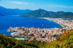 Il porto di Marmaris sulla riviera turca. Il centro abitato si estende lungo il litorale costiero.
