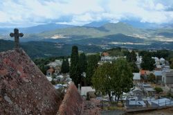 Il cimitero di Sartène e sull sfondo la valle del Rizzanese. Siamo nel sud della Corsica, in Francia - foto © Shutterstock.com

