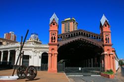 Una ex stazione ferroviaria di Asuncion, la capitale dello stato del Paraguay in Sudamerica - © Don Mammoser / Shutterstock.com