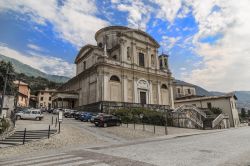  La chiesa parrocchiale di San Zenone in centro a Sale Marasino, sulla costa orientale del Lago di Iseo - © Stavrida / Shutterstock.com