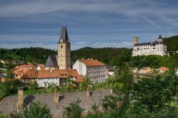 Veduta della chiesa e del castello di Rozmberk nad Vltavou, Repubblica Ceca. Una suggestiva fotografia scattata dall'alto della città ne ritrae due delle principali bellezze architettoniche: ...