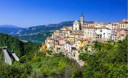 Vista panoramica del piccolo borgo di Colledimezzo in Abruzzo