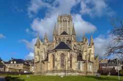 La Cattedrale Romano-gotica di Coutances, costruita nel XIII secolo in Normandia (Francia)