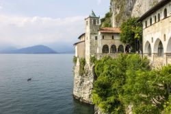 L'Eremo di Santa Caterina del Sasso sul Lago Maggiore a Leggiuno (Lombardia) - © Joaquin Ossorio Castillo / Shutterstock.com