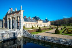 Il Castello di Vaux le Vicomte e il suo giardino nei pressi di Melun, a sud-est di Parigi - © FineShine / Shutterstock.com