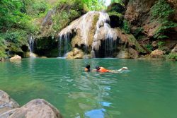 Turisti nuotano nei pressi di una cascata a Lamphun, Thailandia - © red mango / Shutterstock.com