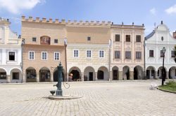 Il centro della cittadina di Telc, Repubblica Ceca. Telc fu fondata alla metà del XIV° secolo - © Iva Vagnerova / Shutterstock.com