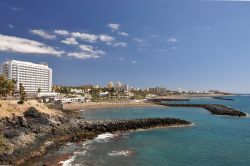 Uno scorcio di Playa de las Americas, le spiagge e gli alberghi nel sud dell'isola di Tenerife, alle Canarie