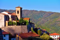 Il borgo di Marliana sulle colline intorno a Pistoia in Toscana