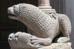 Un leone di marmo posto all'ingresso della Cattedrale di Fidenza in Emilia-Romagna