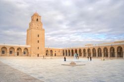 Grande Moschea di Kairouan, Tunisia -  Costruita da 'Uqba ibn Nafi a partire dal 670, che corrisponde all'anno 50 del calendario islamico, questa moschea è una delle più ...