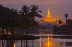 Shwedagon Pagoda al crepuscolo, Yangon, Myanmar. Si trova a ovest del lago reale sulla collina di Singuttara e domina il profilo della città - © Bule Sky Studio / Shutterstock.com ...