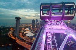 Singapore Flyer: panorama serale della città dalla ruota panoramica entrata in funzione nel febbraio 2008. Sino al 2013, quando è stata superata da quella di Las Vegas, è ...