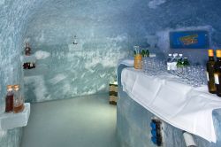 Il singolare bar scolpito nel ghiaccio allo Jungfrau, Svizzera. Trenta metri sotto il ghiaccio si trova il celebre Palazzo del Ghiaccio con le sue sculture, il percorso panoramico per far scoprire ...