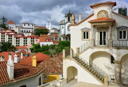 Sintra, Portogallo: tra gli edifici del centro si vede sullo sfondo la sagoma del Palacio Nacional, detto anche Paço Real - foto © Boris Stroujko / Shutterstock.com
