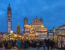 Skyline by night di Augusta (Germania): il mercatino di Natale in Rathausplatz di fronte al Municipio e alla Perlachturm - © Mikhail Markovskiy / Shutterstock.com