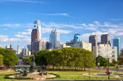 Skyline del centro di Philadelphia, Pennsylvania (USA). Sorge sulla riva occidentale del fiume Delaware.
