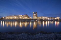 Skyline notturno di Doesburg, Olanda. Situata sulle rive del fiume IJssel, questa località dei Paesi Bassi ha saputo sfruttare la propria posizione strategica per trasformarsi in un importante ...