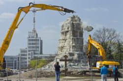 Smantellamento del piedistallo del monumento di Lenin a Kharkiv, Ucraina - © vosilich / Shutterstock.com
