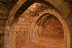 Sotterranei medievali usati come prigione nel castello di Xativa, Valencia, Spagna - © Inu / Shutterstock.com