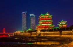 Una spettacolare veduta notturna del Tengwang Pavilion illuminato, Nanchang, Cina - © Meiqianbao / Shutterstock.com
