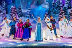 Lo spettacolo di Frozen a Eurodisney coinvolge il pubblico in un gioco di luci, colori e tanta musica con i paesaggi del "musical" Disney e la canzone oscar "Let it Go" (All'alba ...