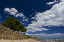 Spiagge nascoste a Oropesa del Mar, Spagna. Un caratteristico angolo di litorale sabbioso in questa città nei pressi di Castellon

