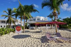 Spiaggia a Meads Bay, isola di Anguilla, America Centrale. E' una delle più belle spiagge dell'isola caraibica di Anguilla. Molti hotel e ristoranti costeggiano questo litorale ...