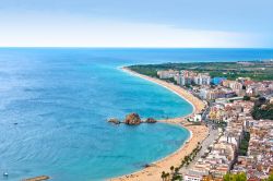 La spiaggia di Blanes e la roccia di Sa Palomera. Siamo in Catalogna sulla Costa Brava (Spagna) - foto © Sergey Kelin /Shutterstock.com
