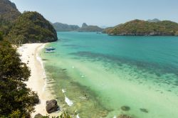 Il parco nazionale marino di Ang Thong, Thailandia. Dichiarato parco nazionale nel 1980, quest'area è uno splendido arcipelago di oltre 40 isole situato 30 km a ovest di Koh Samui.
 ...