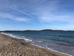 Spiaggia deserta a Carqueiranne, Var, Francia. Siamo in una graziosa località balneare situata fra Hyeres e Tolone.
