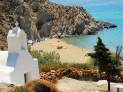 Spiaggia di Anafi vista da una chiesetta costruita sulla roccia dell'isola, Grecia - © Kostas Koutsaftikis / Shutterstock.com 