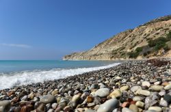 Spiaggia di ciottoli lambita dall'acqua cristallina del Mediterraneo, Pissouri, isola di Cipro.

