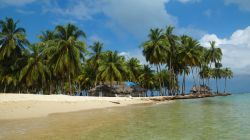 Spiaggia e mare con palme sullo sfondo nell'isola di Aguja, arcipelago Las Perlas, Panama. E' uno dei paradisi tropicali dei Caraibi.



