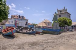 Le barche dei pescatori, la Torre de Belém e la statua di Diogo Alfonso sulla spiaggia di Mindelo, isola di Sao Vicente (Capo Verde) - © Salvador Aznar / Shutterstock.com