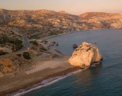 Spiaggia nei pressi della Roccia di Afrodite a Pissouri, isola di Cipro, al calar del sole.

