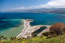 Fotografia panoramica della spiaggia selvaggia di Capo Tindari (Sicilia) - L'immagine mostra in tutta la sua generosità una vista che regala l'idea paradisiaca della spiaggia ...
