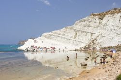 La spiaggia selvaggia di Scala dei Turchi vicino a Porto Empedocle in Sicilia - © Natursports / Shutterstock.com