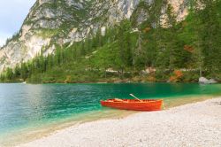 Una spiaggia sul Lago di Braies in Trentino Alto Adige - © Barat Roland / Shutterstock.com