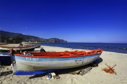 Particolare della spiaggia di Tindari, Mar Tirreno (Sicilia) - Essendo Tindari un bel mix tra miti e leggende, folklore e tradizioni, aspetti culturalmente alti e visioni tipiche del sud, la ...